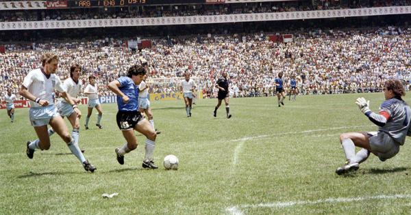 TOP 10 de recuerdos de la Copa del Mundo de todos los tiempos , Número 1 - El "mejor gol de la historia de la Copa del Mundo" de Diego Maradona contra Inglaterra, 1986