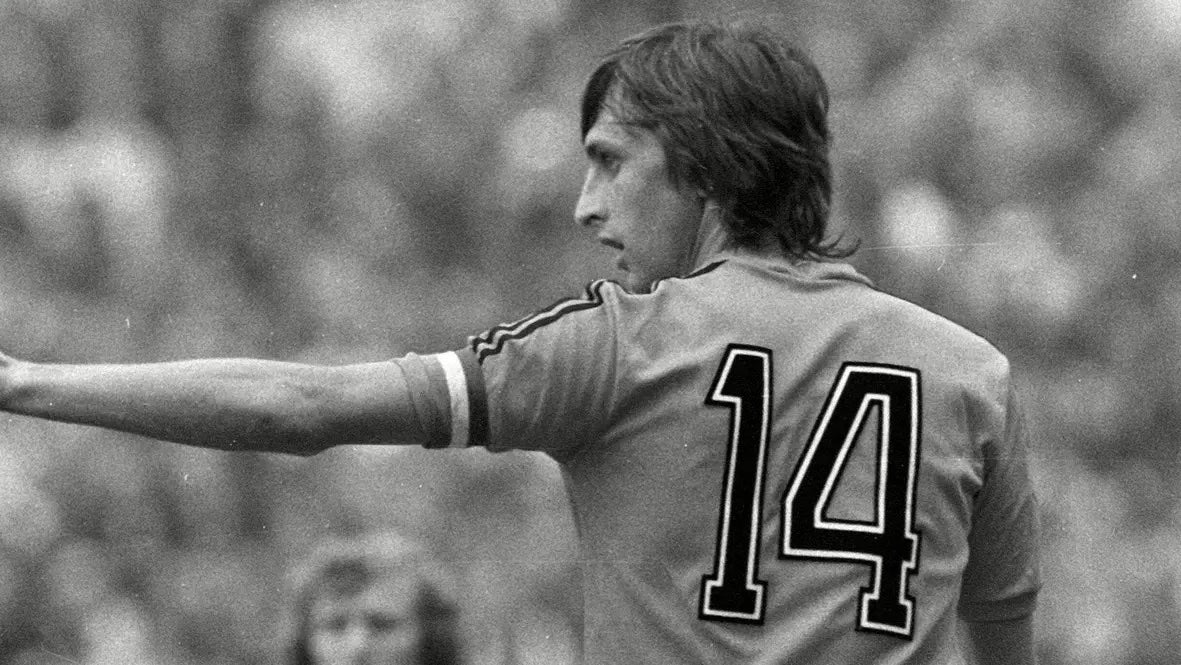 Johan Cruyff - La leyenda holandesa que inventó el fútbol moderno.