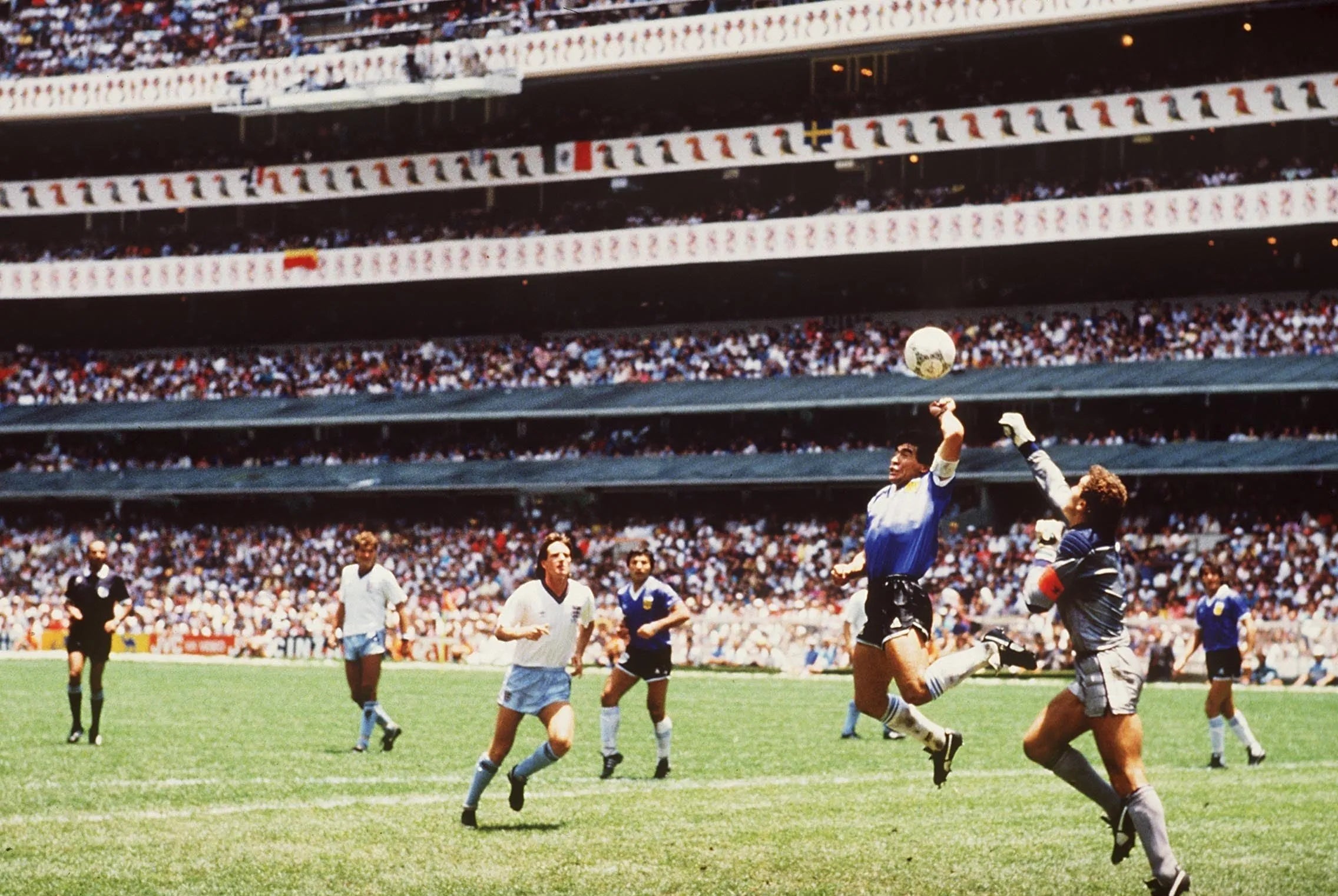 TOP 10 de recuerdos de la Copa del Mundo de todos los tiempos , Número 1 - La "mano de Dios" de Diego Maradona